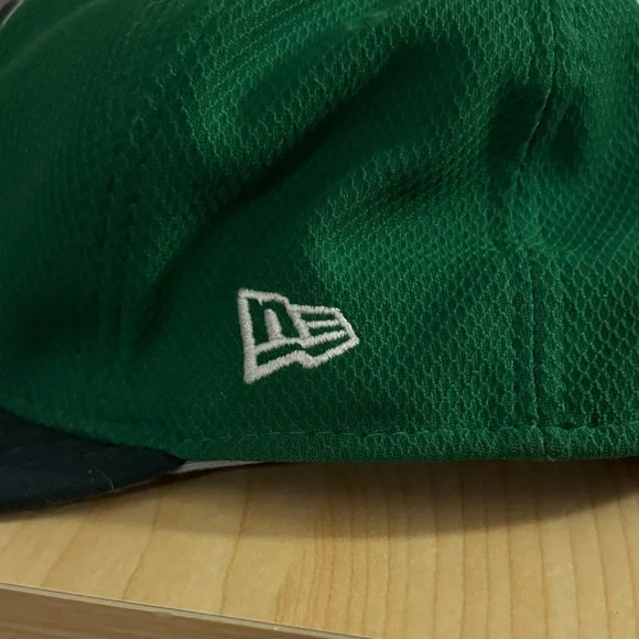 Boston Red Sox 2018 St. Patrick's Day "ProLight" Hat made by New Era - Picture 3 of 7